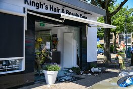 Auto tegen gevel kapper