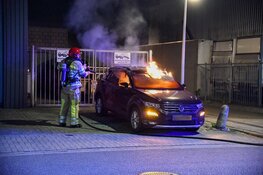 Auto in vlammen op bij bedrijf in Hilversum