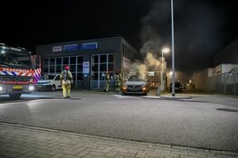 Auto in vlammen op bij bedrijf in Hilversum