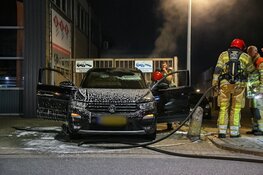 Auto in vlammen op bij bedrijf in Hilversum
