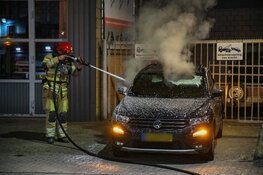 Auto in vlammen op bij bedrijf in Hilversum