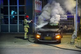 Auto in vlammen op bij bedrijf in Hilversum