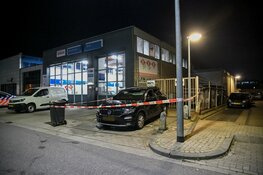 Auto in vlammen op bij bedrijf in Hilversum