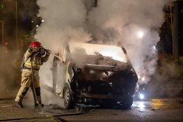 Uitgebrande auto vat opnieuw vlam tijdens berging