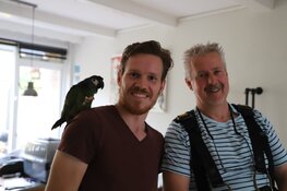 Papegaai Zazu na dag uit boom gered