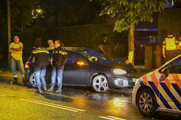 Auto botst tegen boom in Hilversum