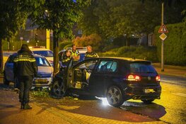 Auto botst tegen boom in Hilversum