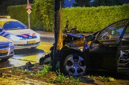 Auto botst tegen boom in Hilversum
