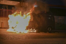 Bestelbus gaat in vlammen op in Hilversum