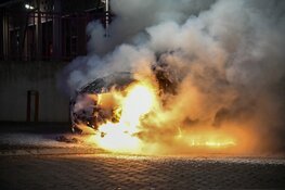 Bestelbus gaat in vlammen op in Hilversum