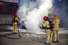 Bestelbus gaat in vlammen op in Hilversum