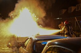 Aanhanger met huisraad in vlammen op