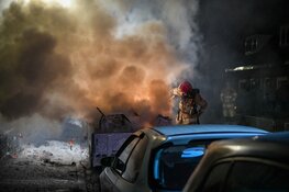 Aanhanger met huisraad in vlammen op