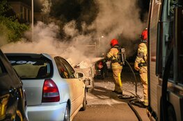 Aanhanger met huisraad in vlammen op