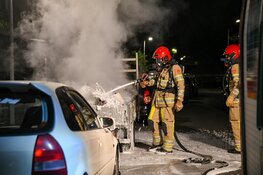 Aanhanger met huisraad in vlammen op