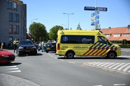 Twee auto's botsten op rotonde Hilversum