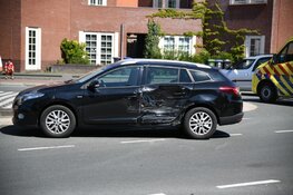 Twee auto's botsten op rotonde Hilversum
