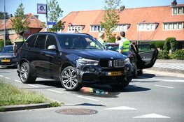 Twee auto's botsten op rotonde Hilversum