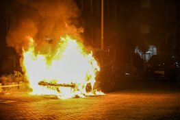 Auto door brand verwoest in Hilversum