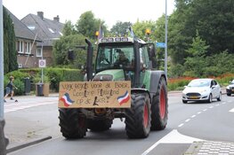 Tractoren rijden door Hilversum na protest
