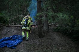 Brandweer blust kampvuur op heide bij Hilversum