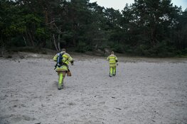 Brandweer blust kampvuur op heide bij Hilversum
