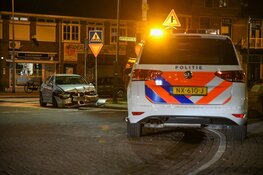 Auto knalt tegen restaurant in centrum Hilversum