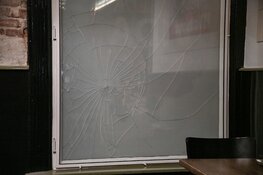 Auto knalt tegen restaurant in centrum Hilversum