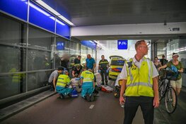 Fietsters botsen in stationstunnel Hilversum, twee slachtoffers naar ziekenhuis