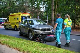 Scooter half onder auto in Hilversum