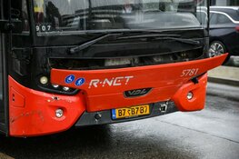 Lijnbus in botsing met auto in Hilversum