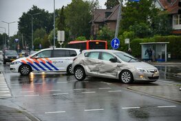 Lijnbus in botsing met auto in Hilversum