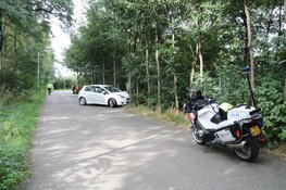 Auto knalt tegen boom in Hilversum