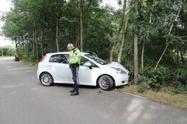 Auto knalt tegen boom in Hilversum