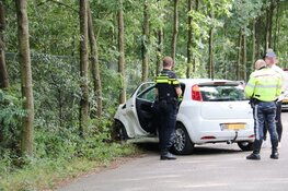Auto knalt tegen boom in Hilversum