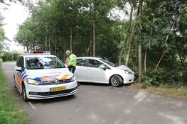 Auto knalt tegen boom in Hilversum