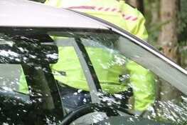 Auto knalt tegen boom in Hilversum