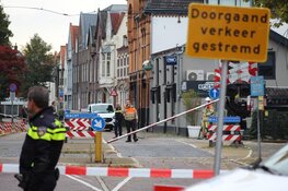 Vrachtwagen raakt bovenleiding op spoorwegovergang