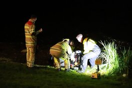 Brandweer haalt scootmobiel uit water in Hilversum
