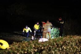 Brandweer haalt scootmobiel uit water in Hilversum