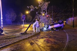 Auto op de kop na ongeval in Hilversum