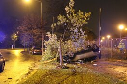 Auto op de kop na ongeval in Hilversum