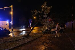Auto op de kop na ongeval in Hilversum