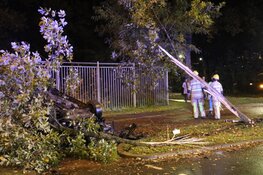Auto op de kop na ongeval in Hilversum