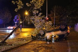 Auto op de kop na ongeval in Hilversum