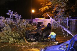 Auto op de kop na ongeval in Hilversum