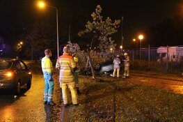 Auto op de kop na ongeval in Hilversum