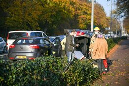 Botsing in Hilversum: auto op z'n kant