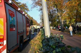 Botsing in Hilversum: auto op z'n kant