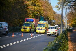 Botsing in Hilversum: auto op z'n kant